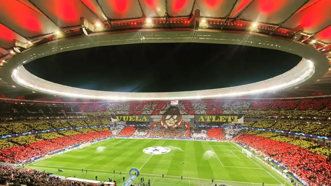 Espectacular mosaico en el estadio con los colores del Atl&eacute;tico de Madrid, creando un ambiente vibrante para el partido contra el Sevilla FC.