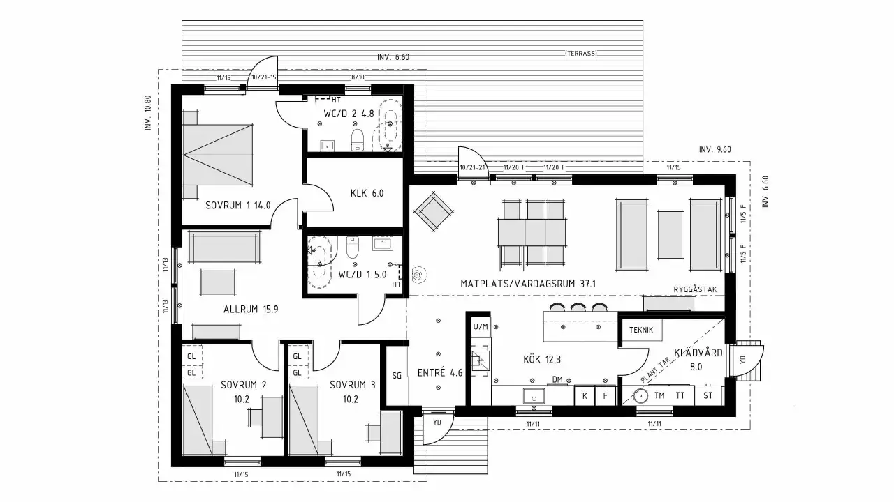 Planritning av ett vinkel hus med sovrum, kök, vardagsrum och terrass.