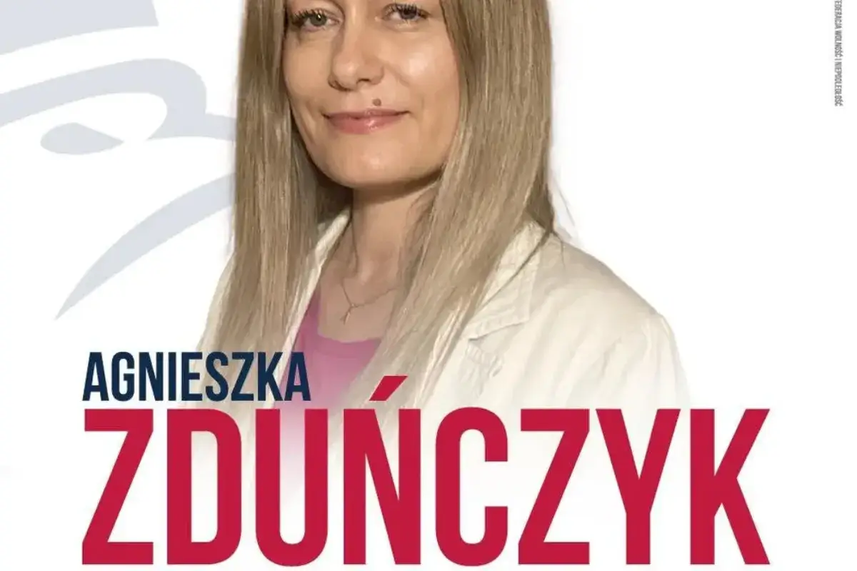 Agnieszka Zduńczyk, uśmiechnięta blondynka w jasnej marynarce, prezentuje swoje nazwisko.