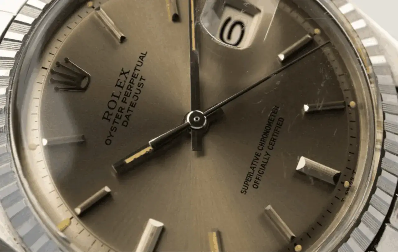 Esfera de un Rolex Oyster Perpetual Datejust. Se aprecian las manecillas, el logo de la corona y el texto 