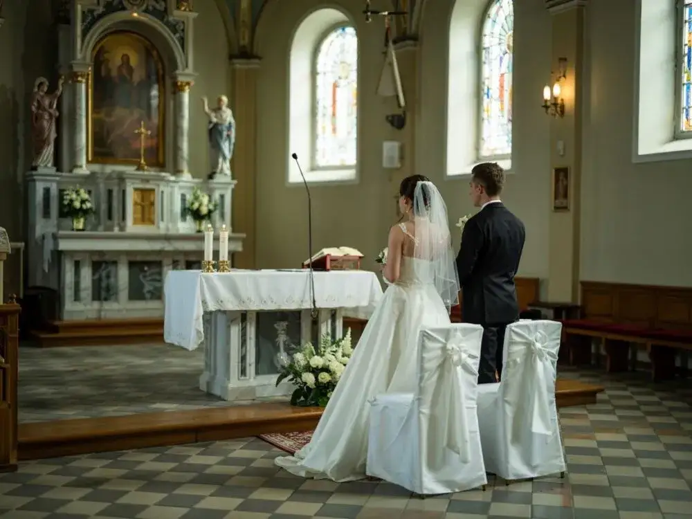 Para młoda w kościele, ślub, bierzmowanie dorosłych