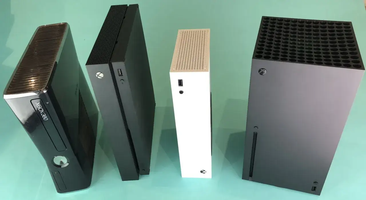 Cztery konsole Xbox: Xbox 360, Xbox One, biały Xbox Series S (kiedy wyszedł w 2020 roku) i czarny Xbox Series X.