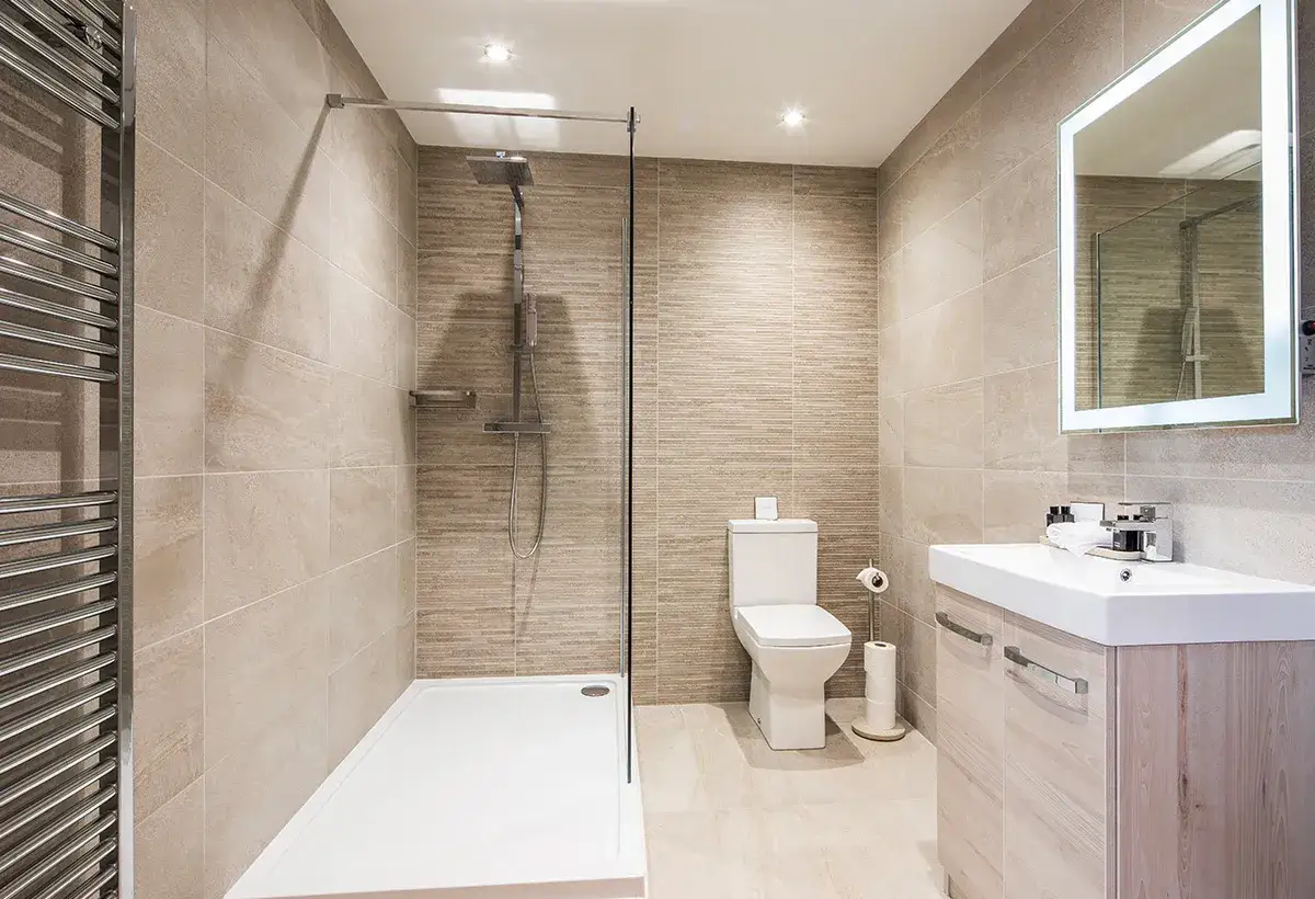 Salle de bain moderne avec douche à l'italienne. Le receveur de douche blanc est un choix pratique.
