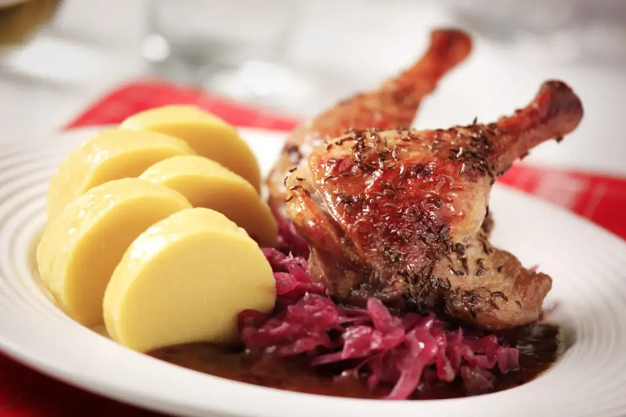 Canard r&ocirc;ti, sp&eacute;cialit&eacute; de Prague, servi avec des knedl&iacute;ky et du chou rouge.