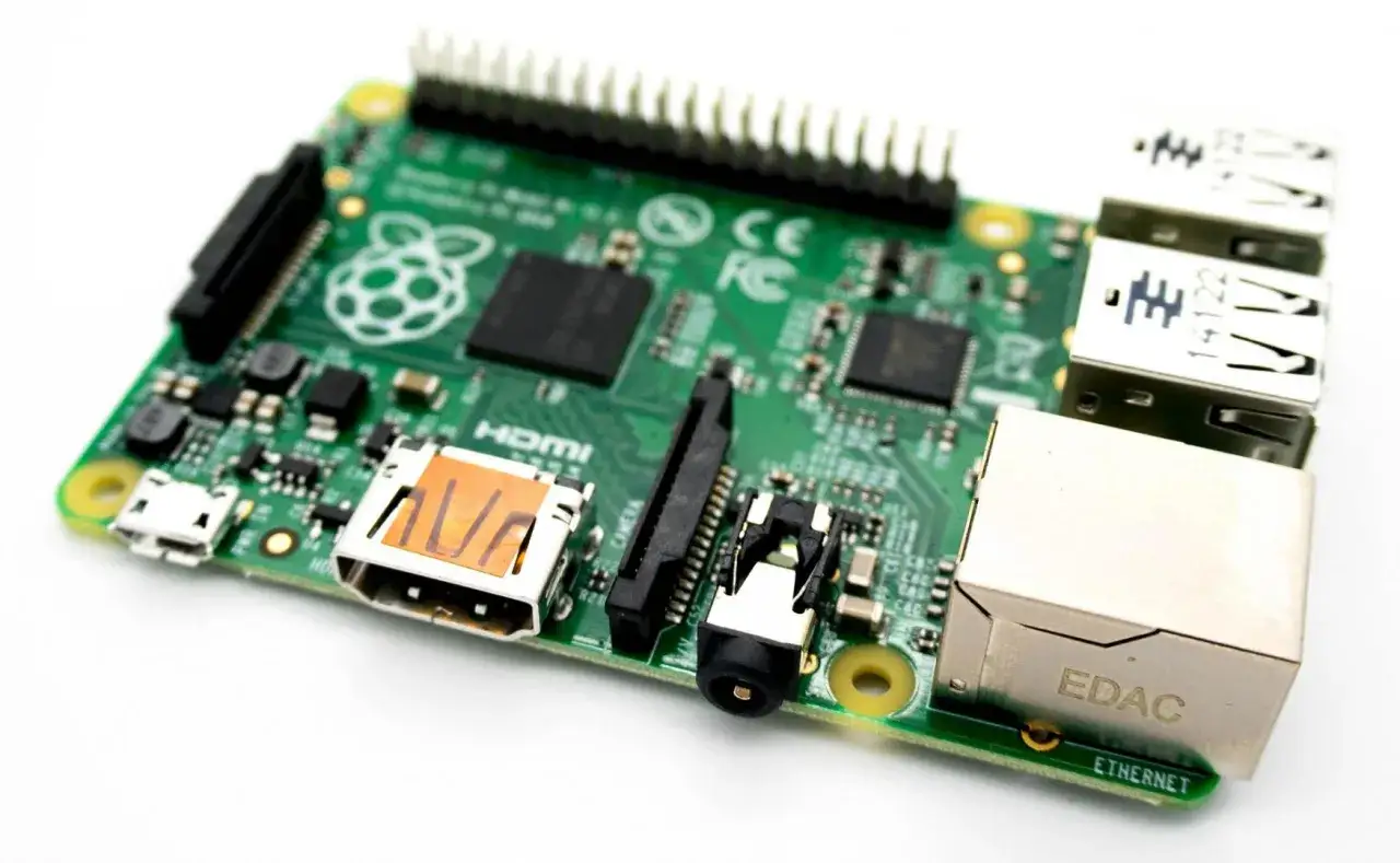 Zielona płytka z logo Raspberry Pi, portami USB, HDMI i Ethernet. To wszechstronne urządzenie, które znajduje wiele zastosowań w projektach DIY i edukacji.