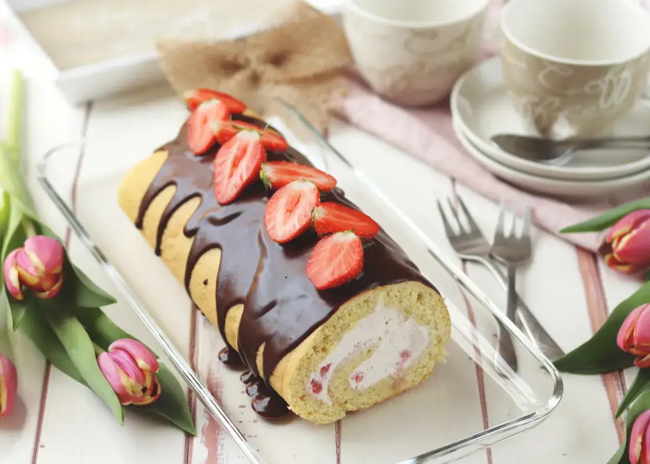 Biskuitrolle Landfrauen mit Schokoglasur und Erdbeeren, ein Genuss f&uuml;r jeden Kaffeetisch.