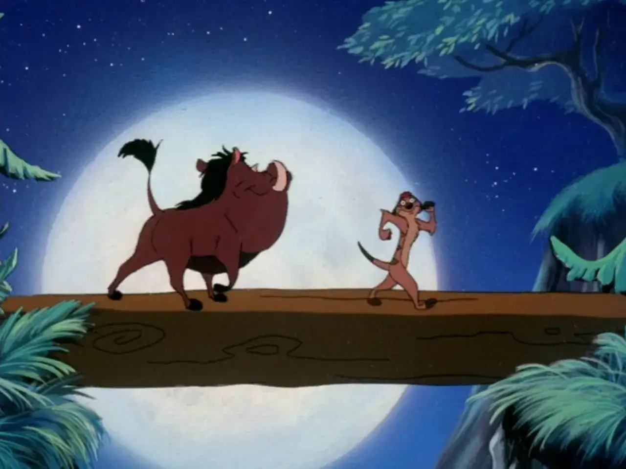 Pumba i Timon na kłodzie pod księżycem.