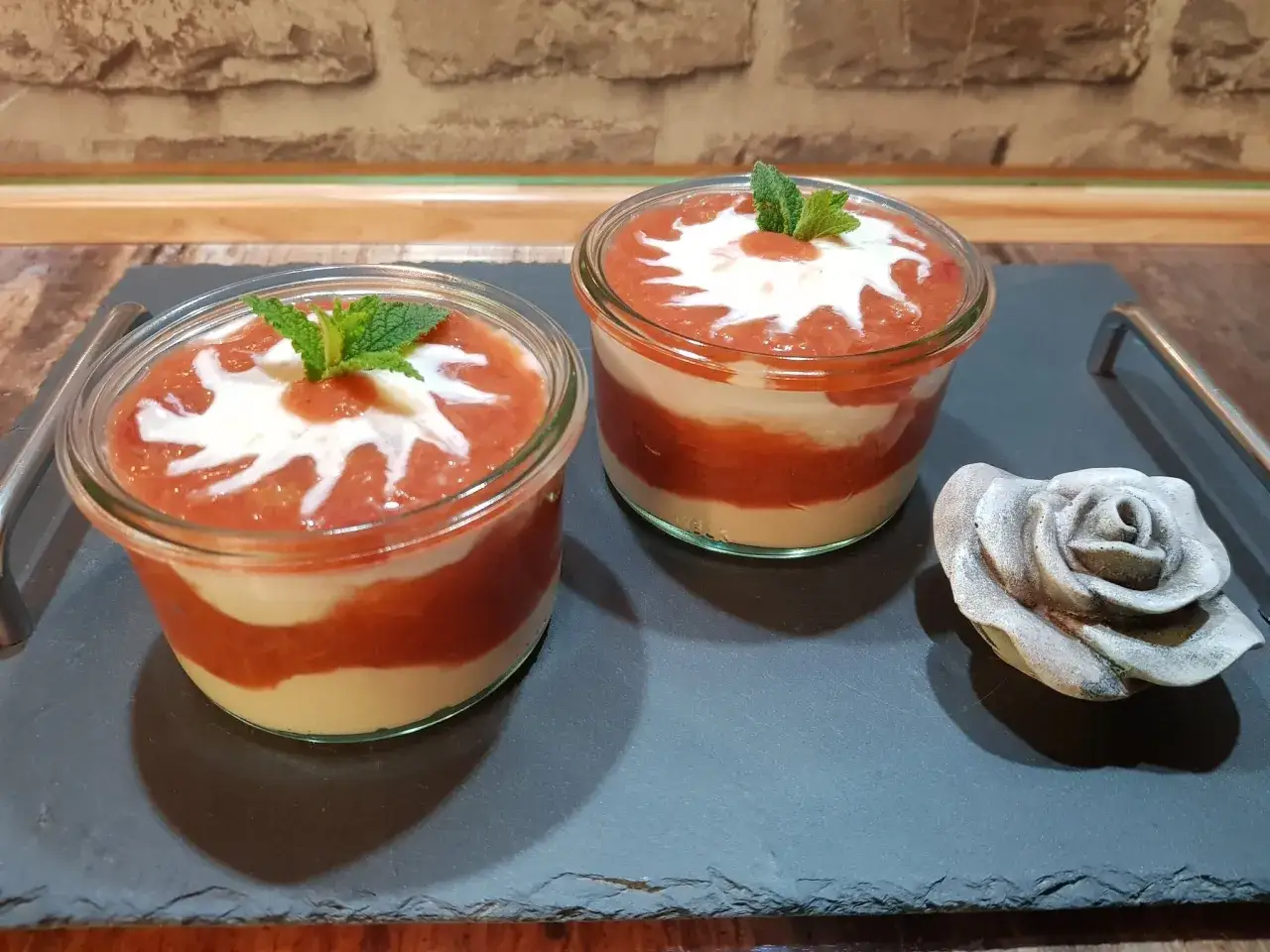 Zwei Gläser mit Rhabarber-Creme und Minze. Ein süßer Genuss, der an den Geschmack von rhabarber roh essen erinnert.