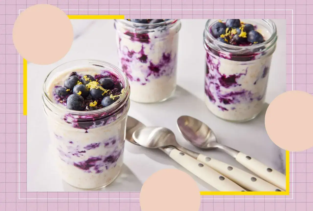 Drei Gläser mit Overnight Oats, garniert mit Blaubeeren und Zitronenschale. Sind Heidelbeeren gesund? Ja, sie sind voller Antioxidantien!