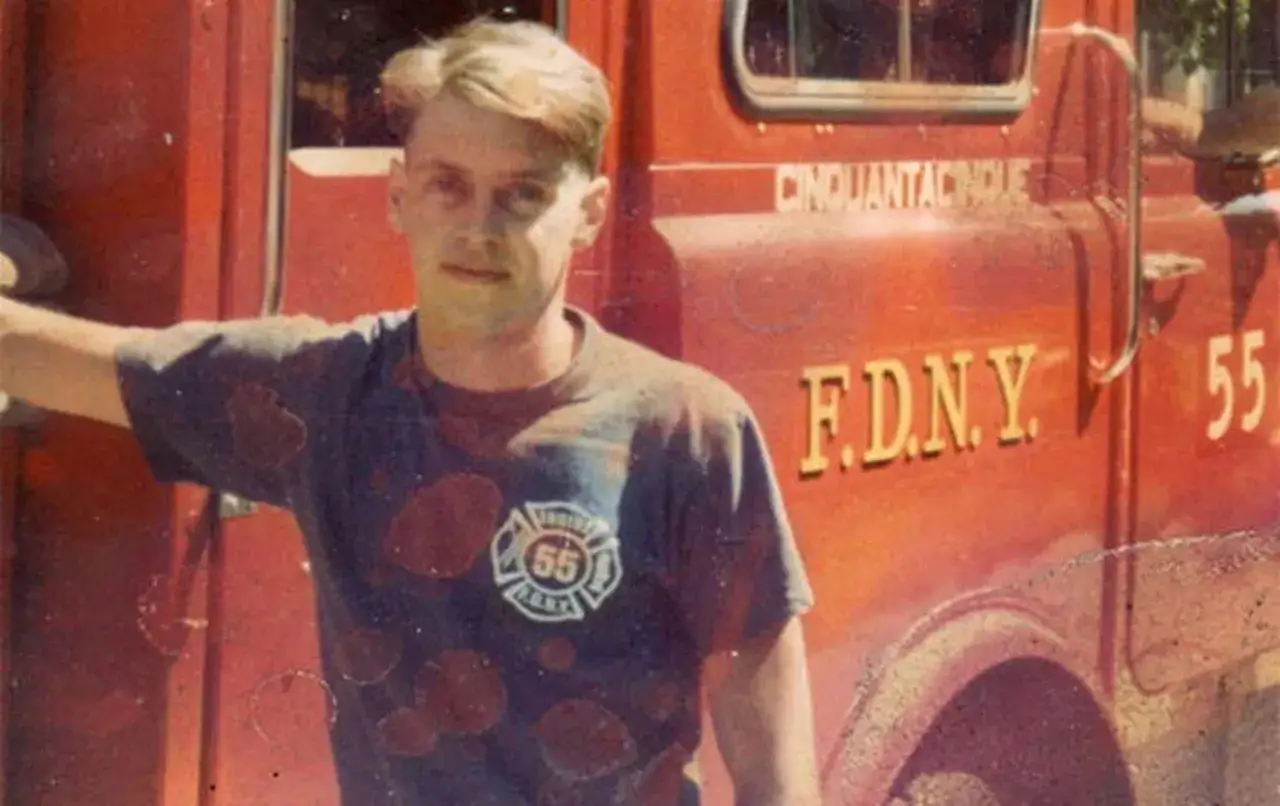 Młody Steve Buscemi w koszulce z logo FDNY 55. Ciekawe, jakie były pierwsze prace znanych aktorów zanim stali się sławni.