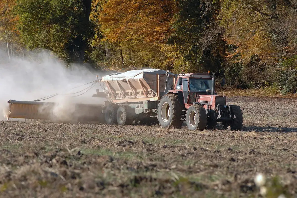 Trattore sparge calce idrata per migliorare il terreno. La calce idrata a cosa serve? A neutralizzare l'acidit&agrave; del suolo e renderlo pi&ugrave; fertile.