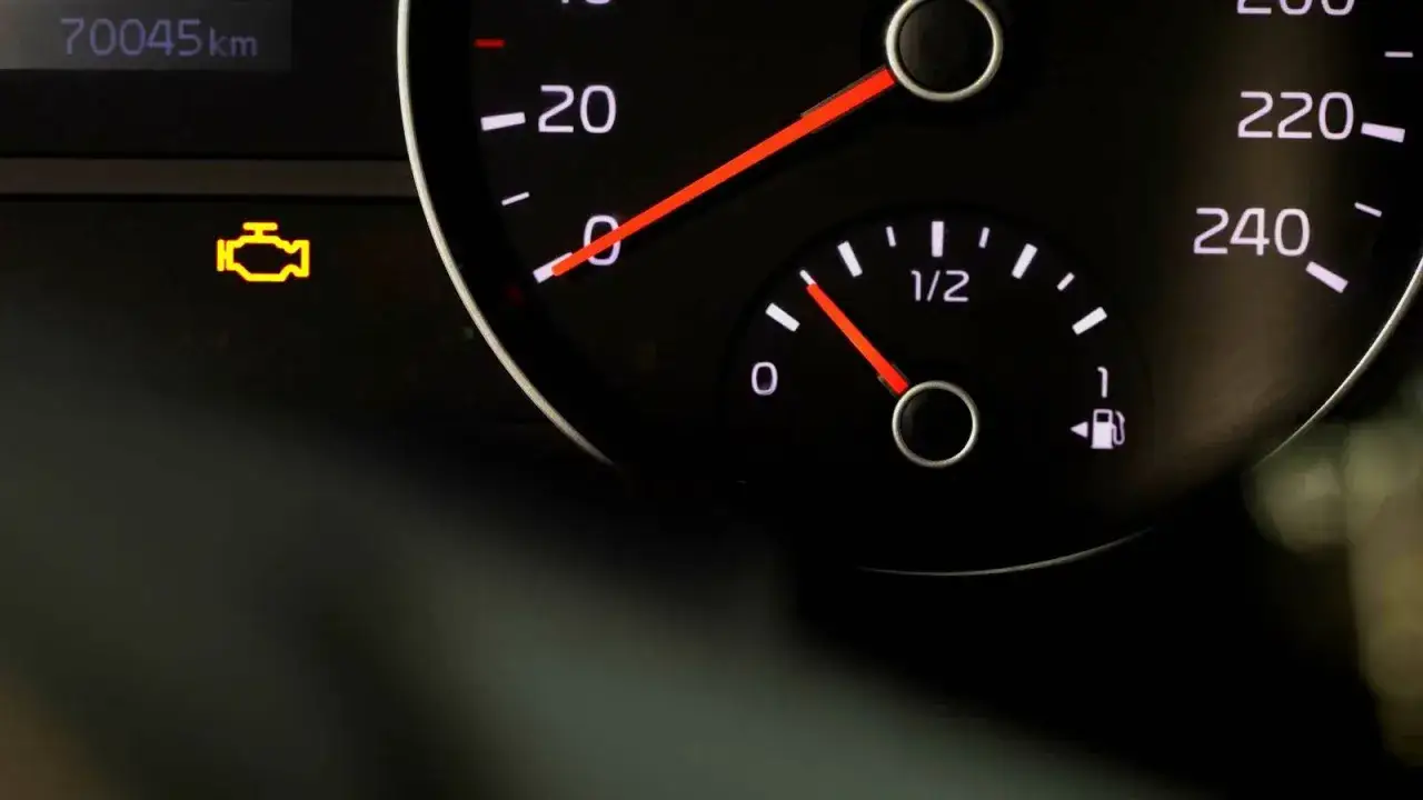 Die Motorkontrollleuchte blinkt orange. Das Auto hat 70045 km.