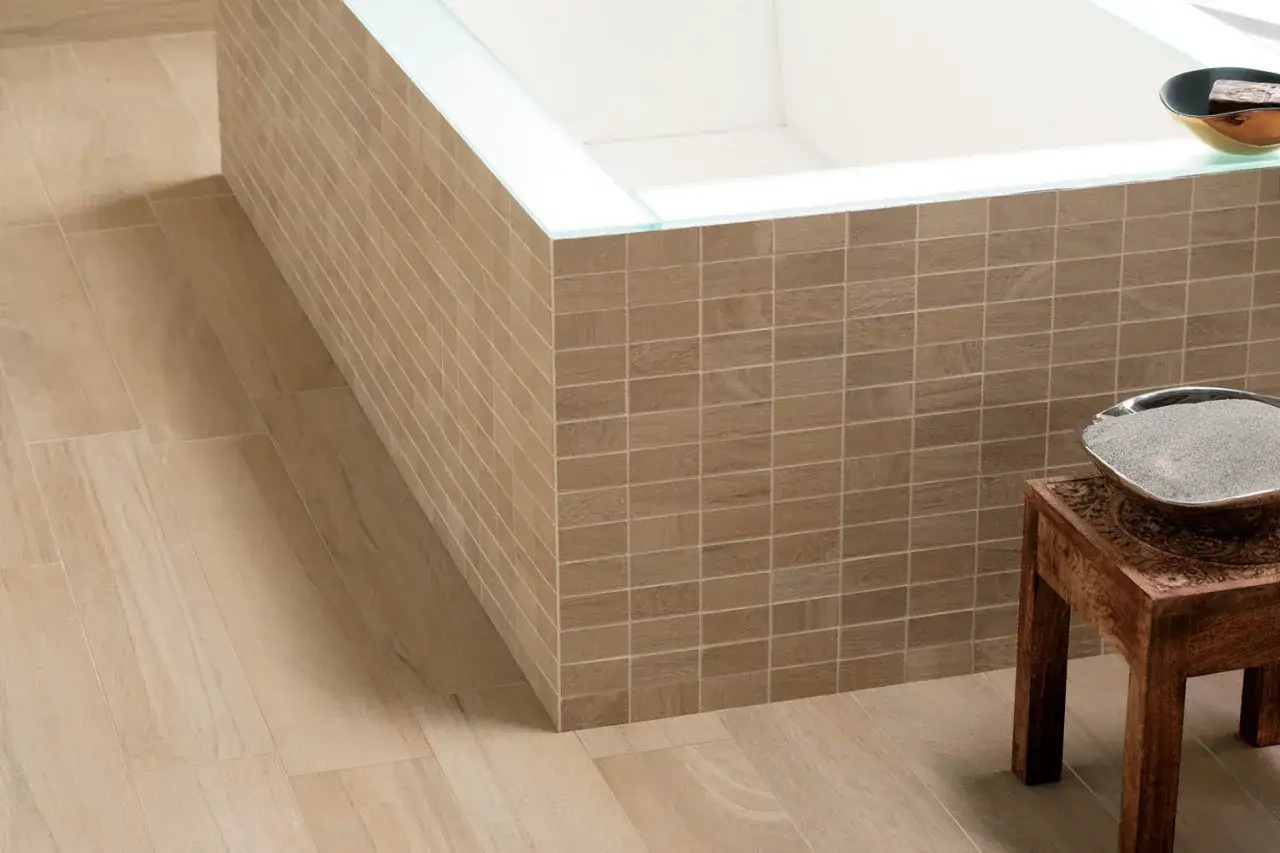 Carrelage imitation bois sur le sol et autour de la baignoire, avec un joint de 2mm, idéal pour un plancher chauffant.