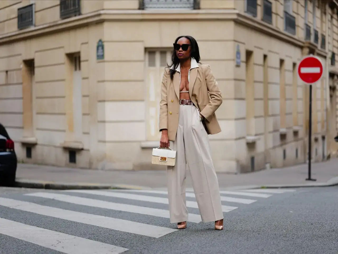 Eine Frau in beiger Marlenehose und Blazer, die einen stilvollen Look kreiert.