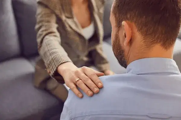 para rozmawiająca, wspierająca się, trzymająca za ręce