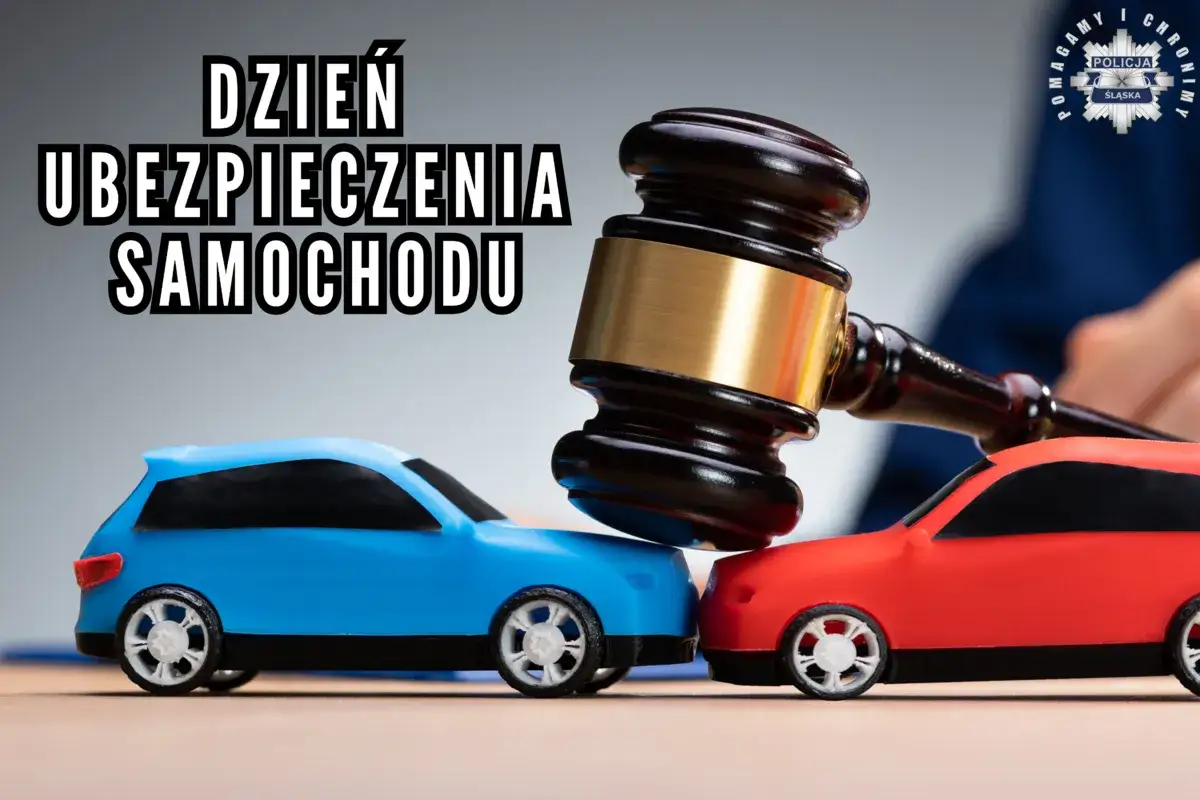 Dzień Ubezpieczenia Samochodu: młotek sędziowski nad zderzającymi się autkami. UFG co to? To ważne dla każdego kierowcy.