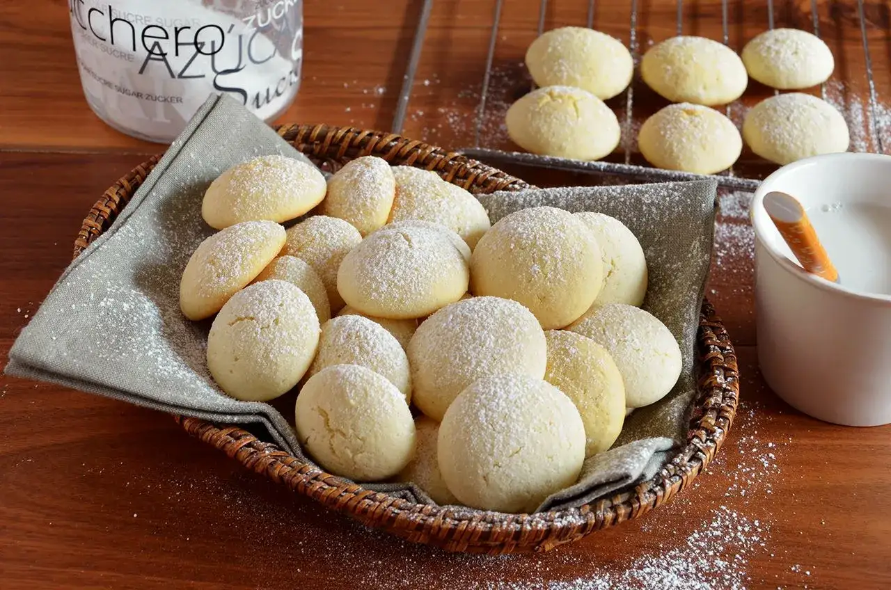 Biscotti soffici spolverati di zucchero a velo, perfetti per la colazione. Si può usare la panna da cucina nei dolci per renderli ancora più golosi.