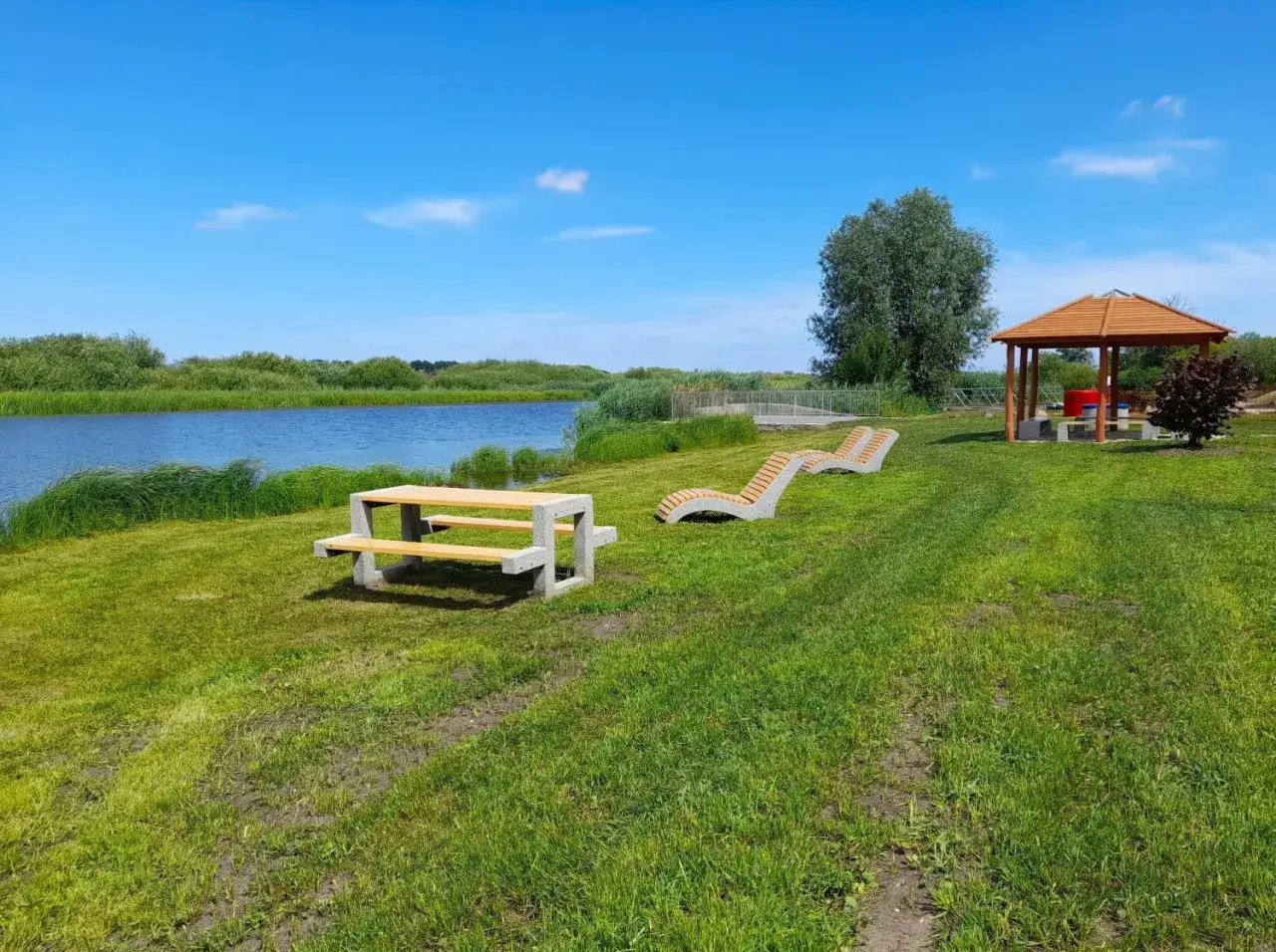 Relaks nad wodą w Szczecinie: nietypowe atrakcje, jak leżaki i altana, zapraszają do odpoczynku.
