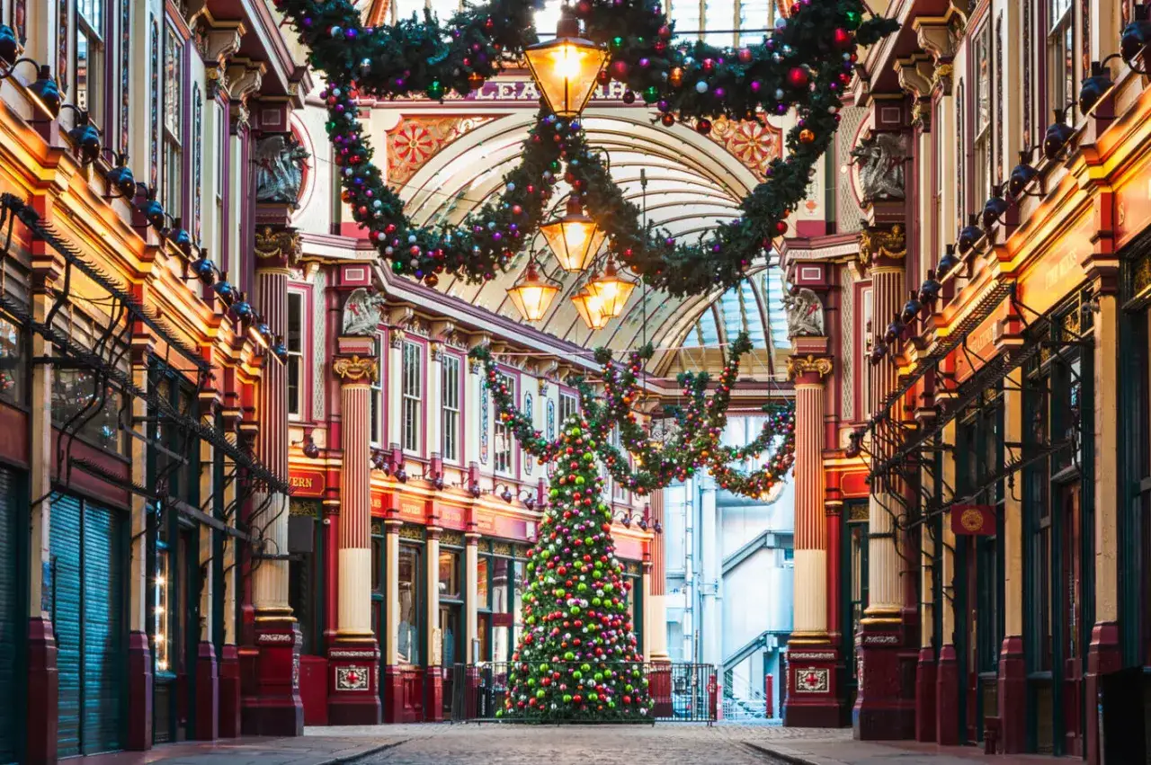 Julpyntad julgran och girlanger i en vacker arkad. En magisk julk&auml;nsla i London i december.