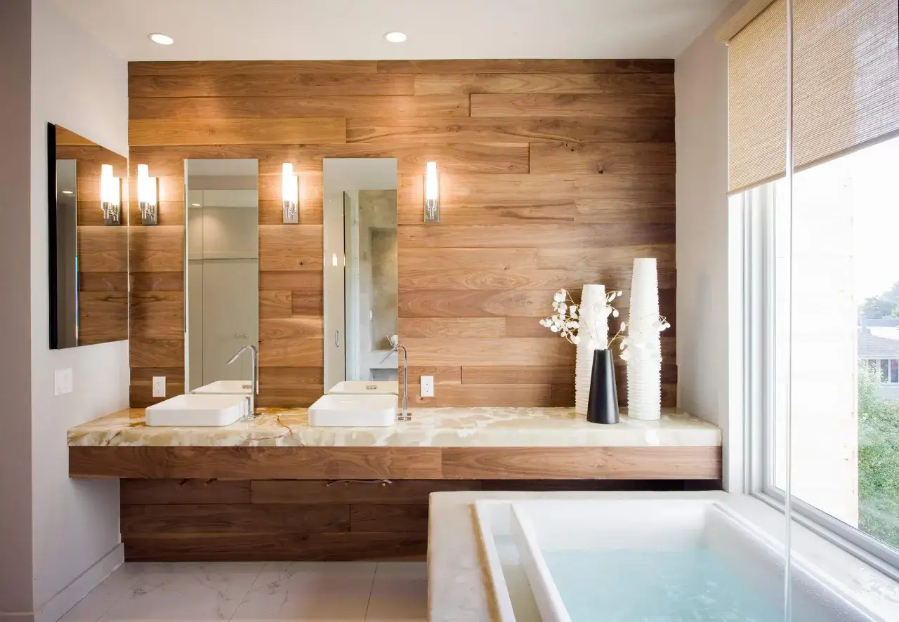Double vasque moderne avec mur en bois, &eacute;clairage d'ambiance et baignoire invitant &agrave; la d&eacute;tente. Une ambiance salle de bain chic et naturelle.