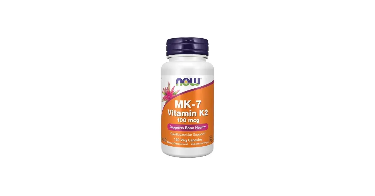 Biała butelka z suplementem MK-7 Vitamin K2 100 mcg. Warto sprawdzić wit k2 mk7 przeciwwskazania przed suplementacją.