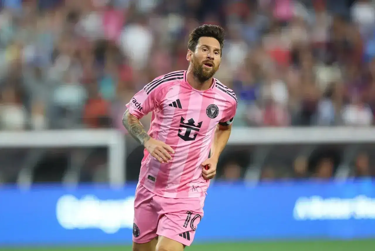 Piłkarz Lionel Messi w różowej koszulce Interu Miami, z numerem 10 na spodenkach. Jego waga jest idealna do gry.