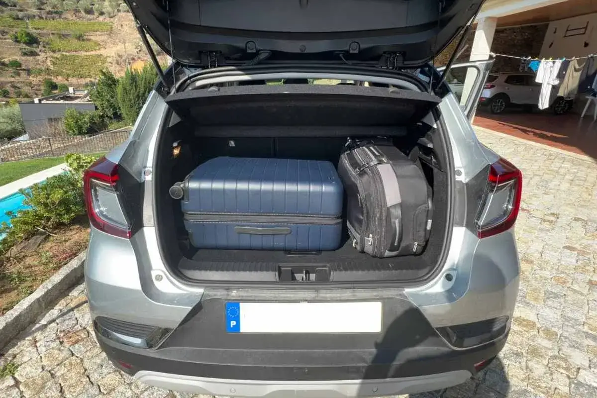 Coffre Captur 2 prêt pour le voyage, deux valises bien rangées.