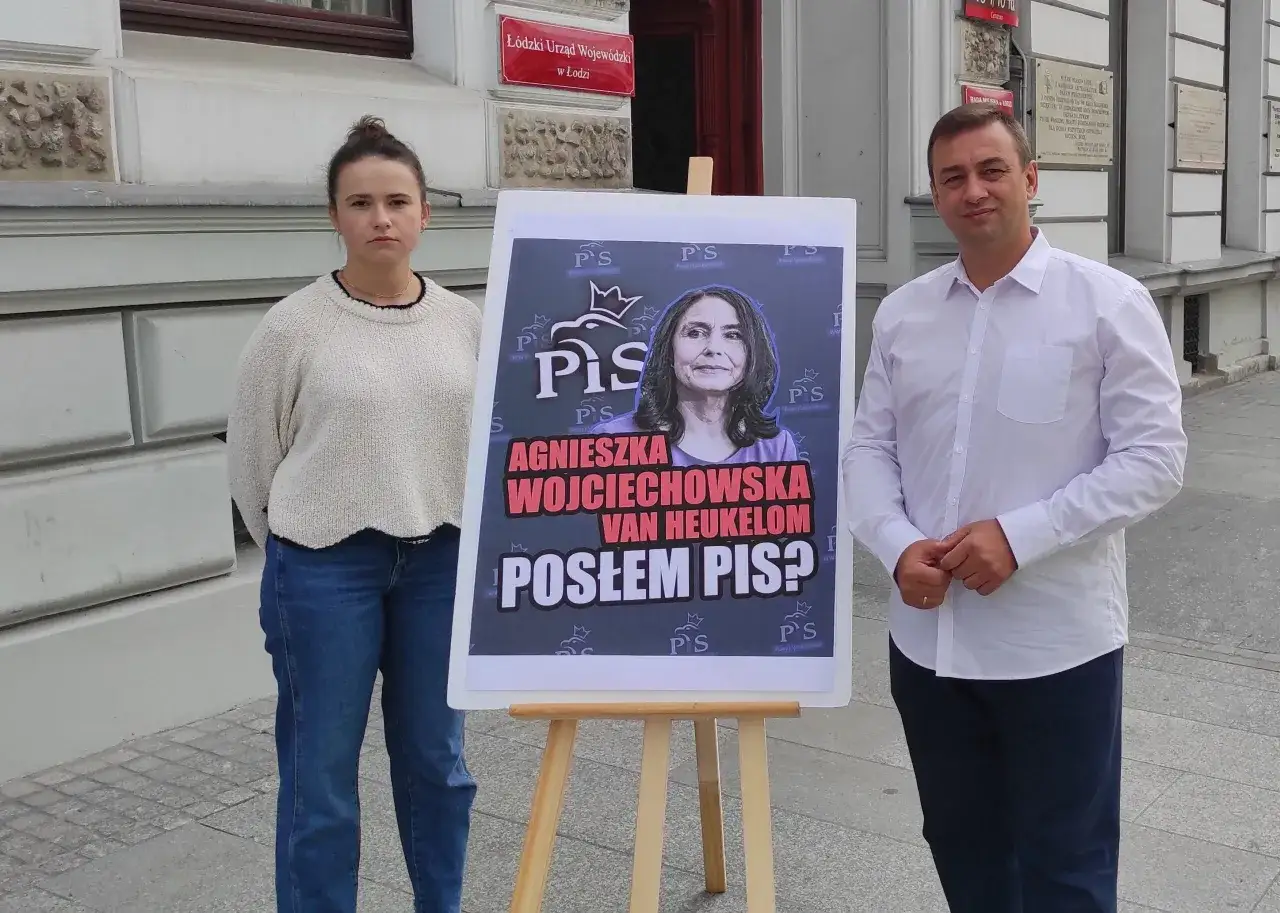 Agnieszka Wojciechowska van Heukelom, czy mąż jest posłem PiS? Młoda kobieta i mężczyzna stoją obok plakatu z jej zdjęciem.