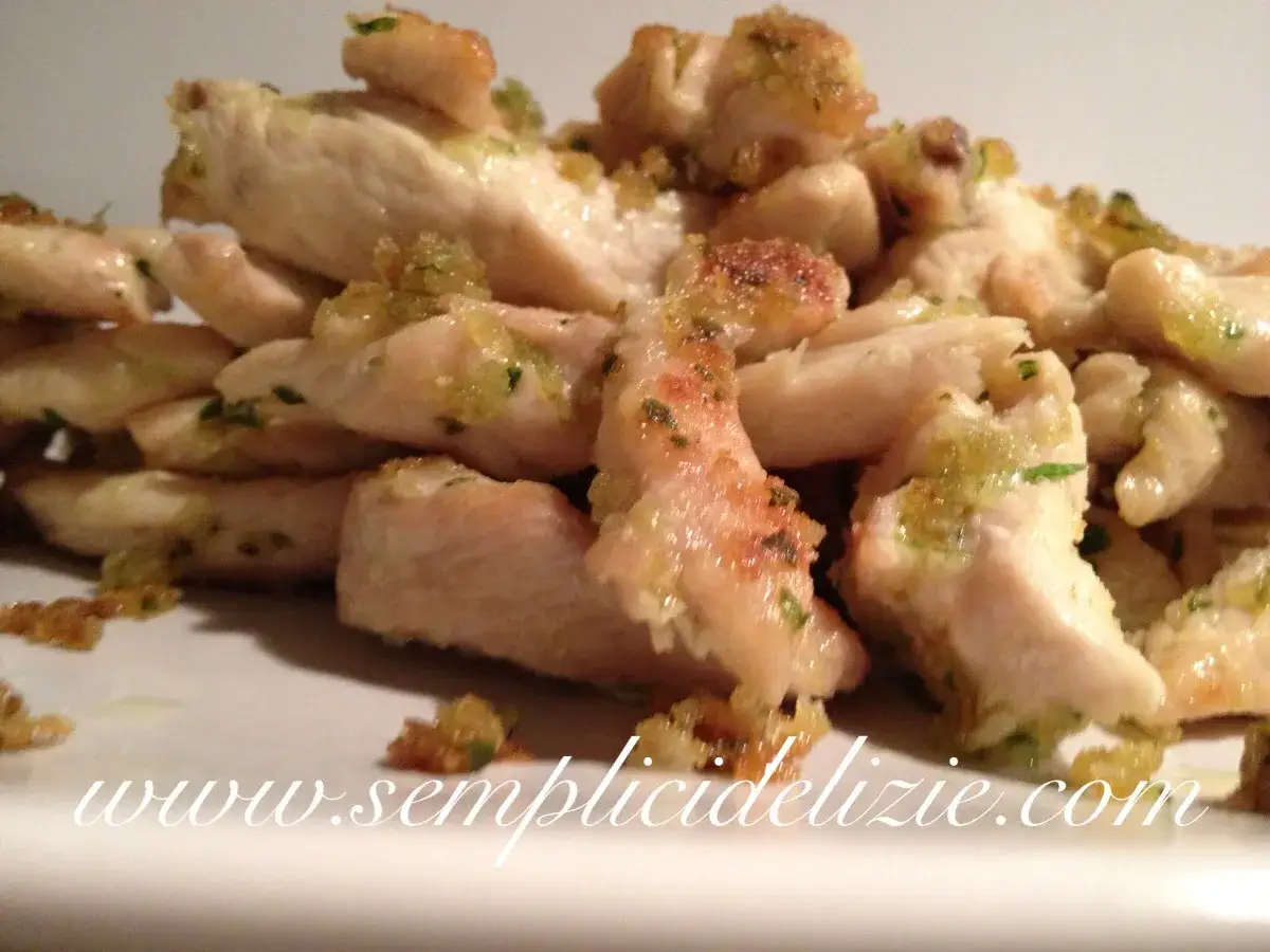 Straccetti di pollo dorati e succulenti, conditi con erbe aromatiche e una panatura croccante. Un piatto semplice e gustoso.
