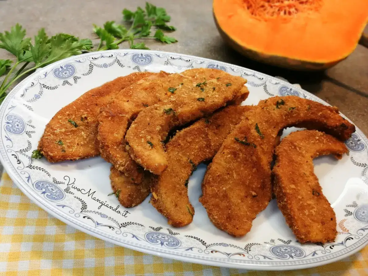 Cotolette di zucca dorate e croccanti, perfette per un pasto leggero e gustoso. Preparate in friggitrice ad aria, sono un'alternativa sana alle classiche cotolette.