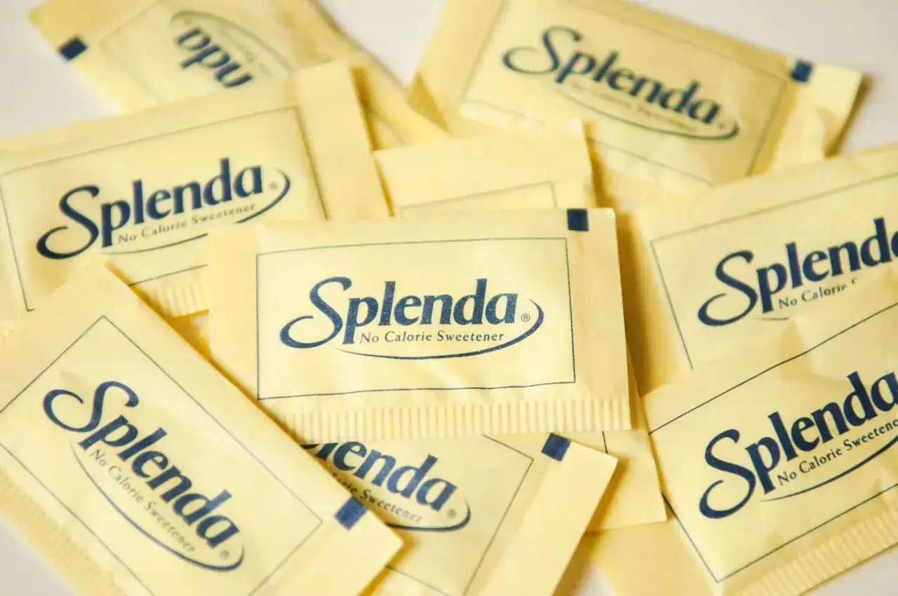 Opakowania słodzika Splenda, który może być alternatywą dla osób z cukrzycą, szukających zamiennika cukru.