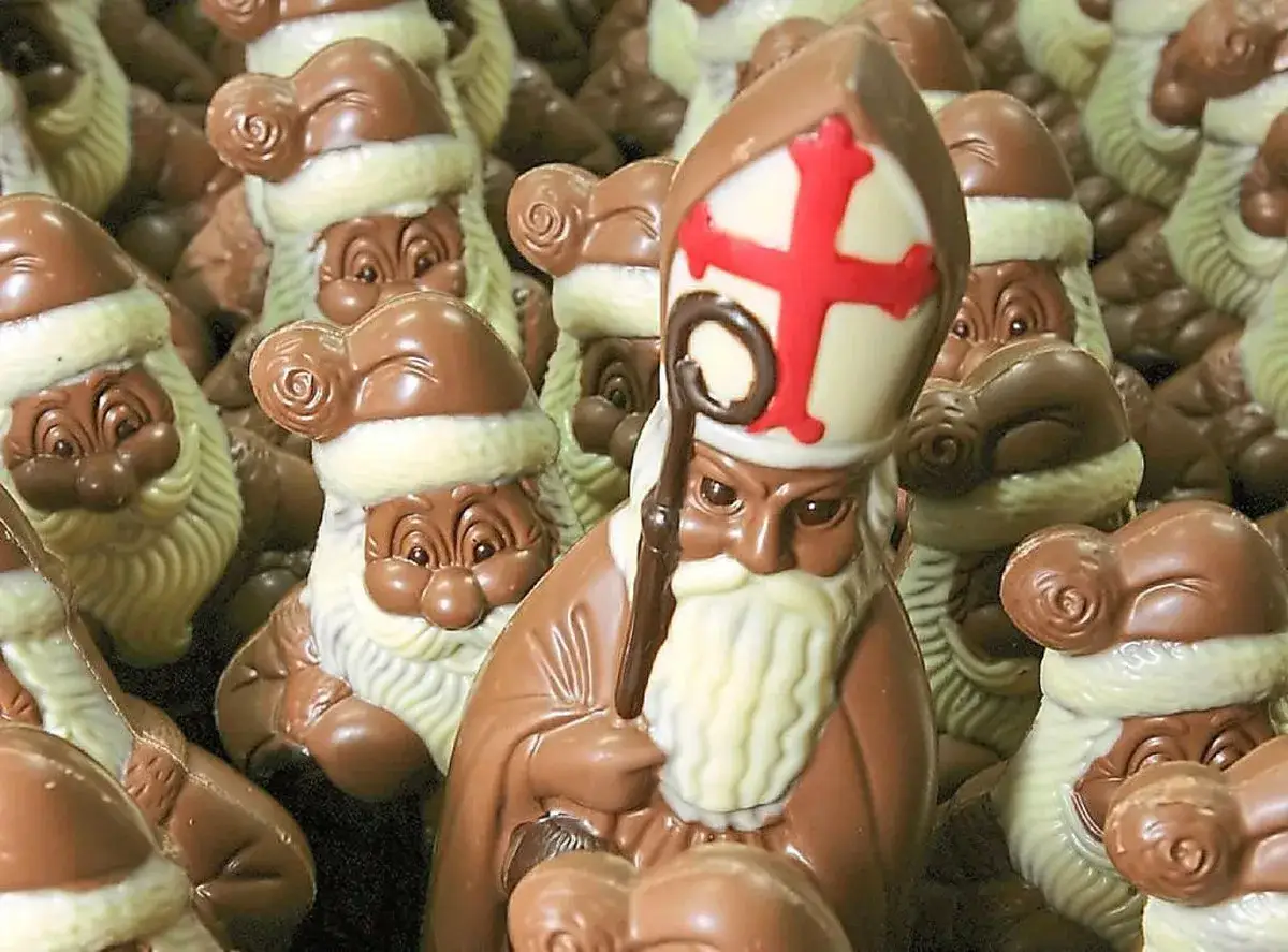 Schokoladen Nikolausfiguren, die an die Frage erinnern, woher das Christkind kommt.