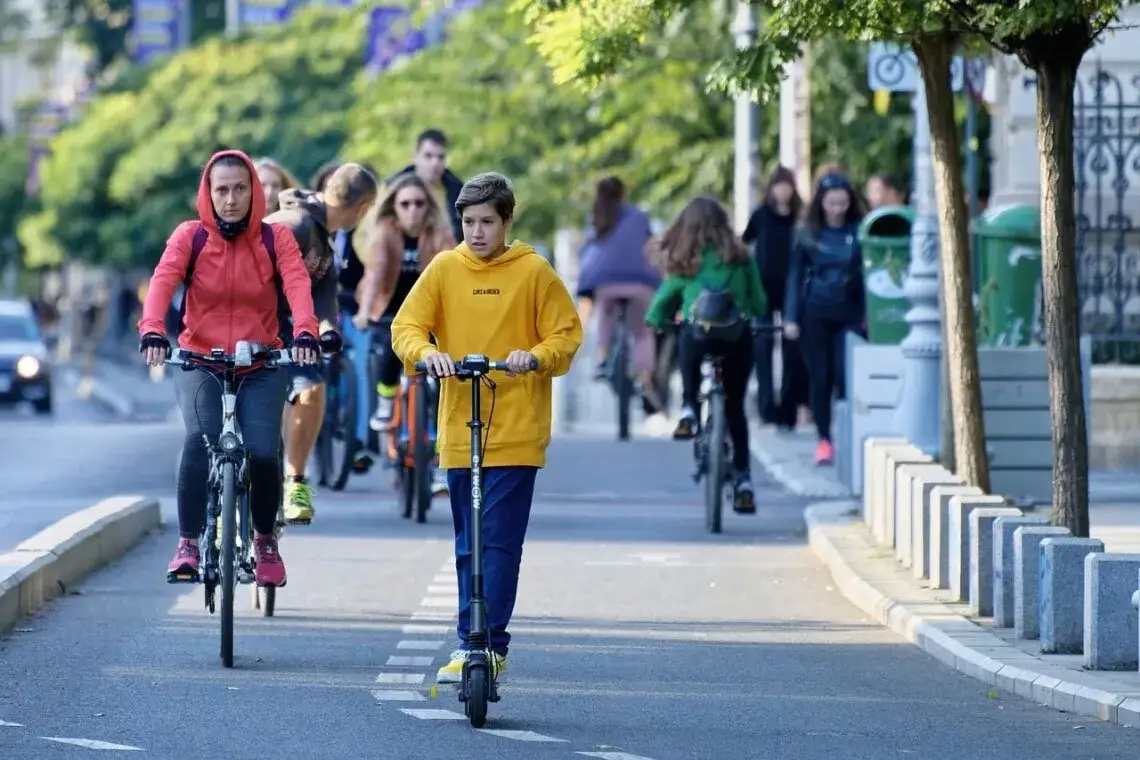 motorower i rower na ścieżce r&oacute;żnice