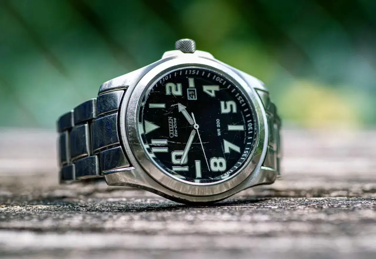 Reloj Citizen Eco-Drive con el cristal mineral se raya visiblemente, mostrando el paso del tiempo y las aventuras vividas.