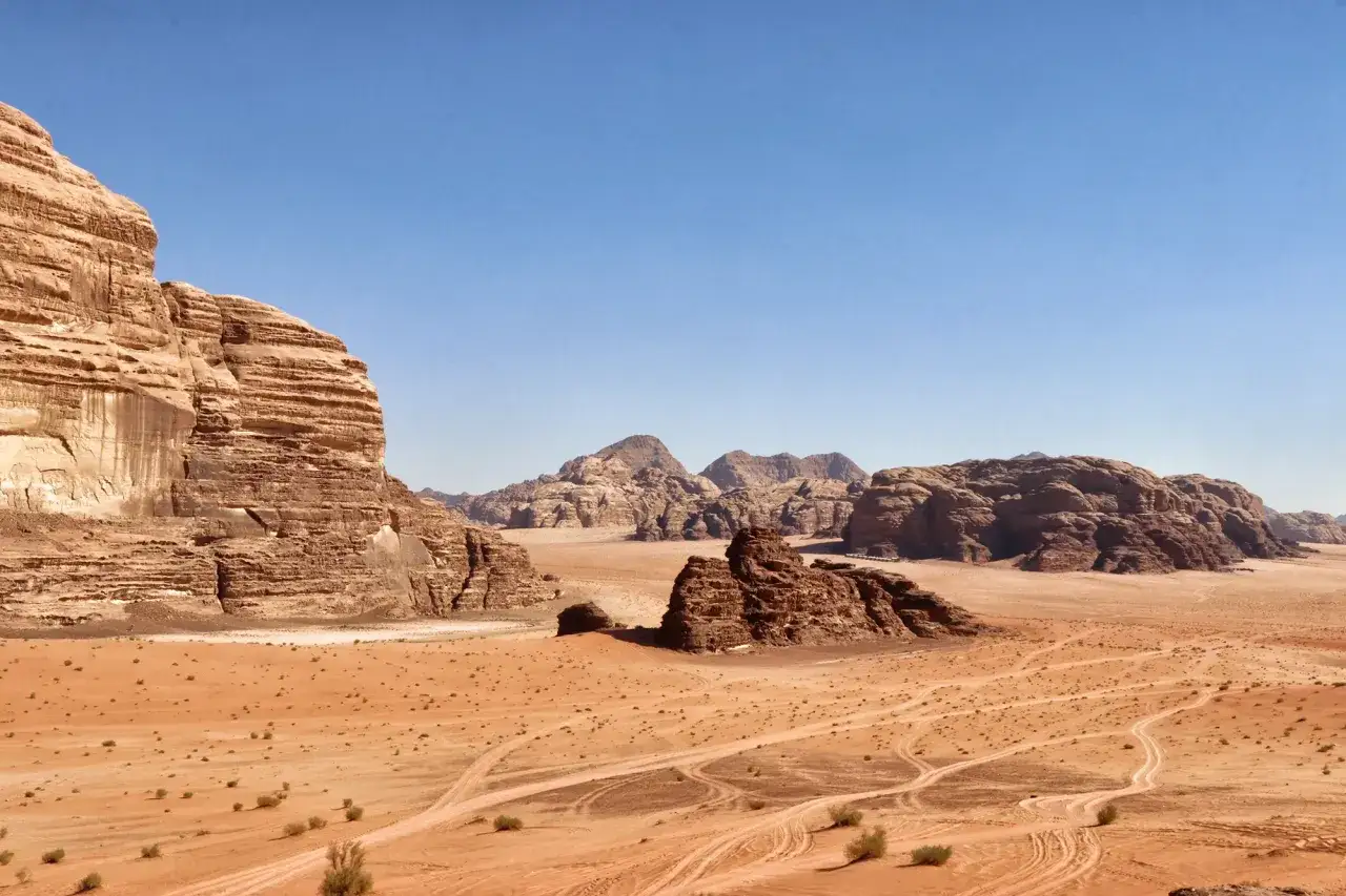 Pustynia Wadi Rum w Jordanii, idealne miejsce do odkrywania, kiedy najlepiej lecieć do Jordanii, by podziwiać skalne formacje i bezkresne piaski.