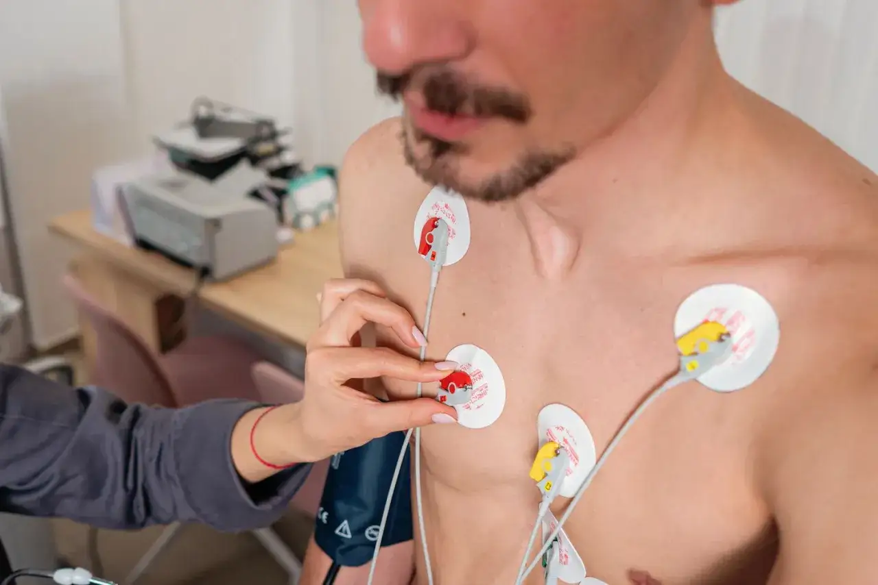 Un patient se fait poser des &eacute;lectrodes sur la poitrine pour un &eacute;lectrocardiogramme. Cela permet de v&eacute;rifier comment se passe un &eacute;lectrocardiogramme.