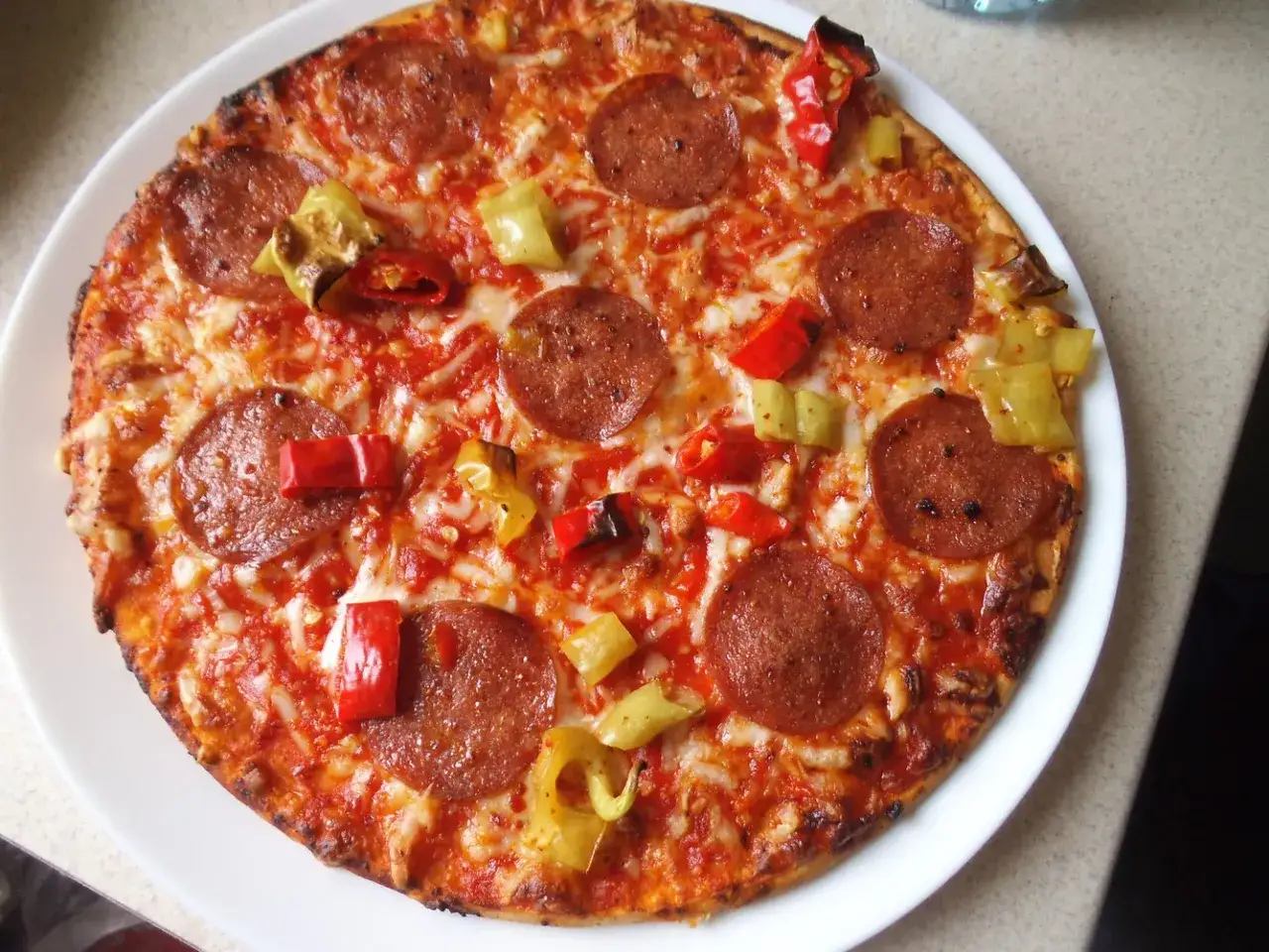 pizza z salami pepperoni i chorizo porównanie