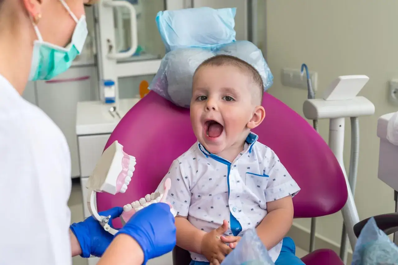 Szczęśliwe dziecko u dentysty wizyta adaptacyjna