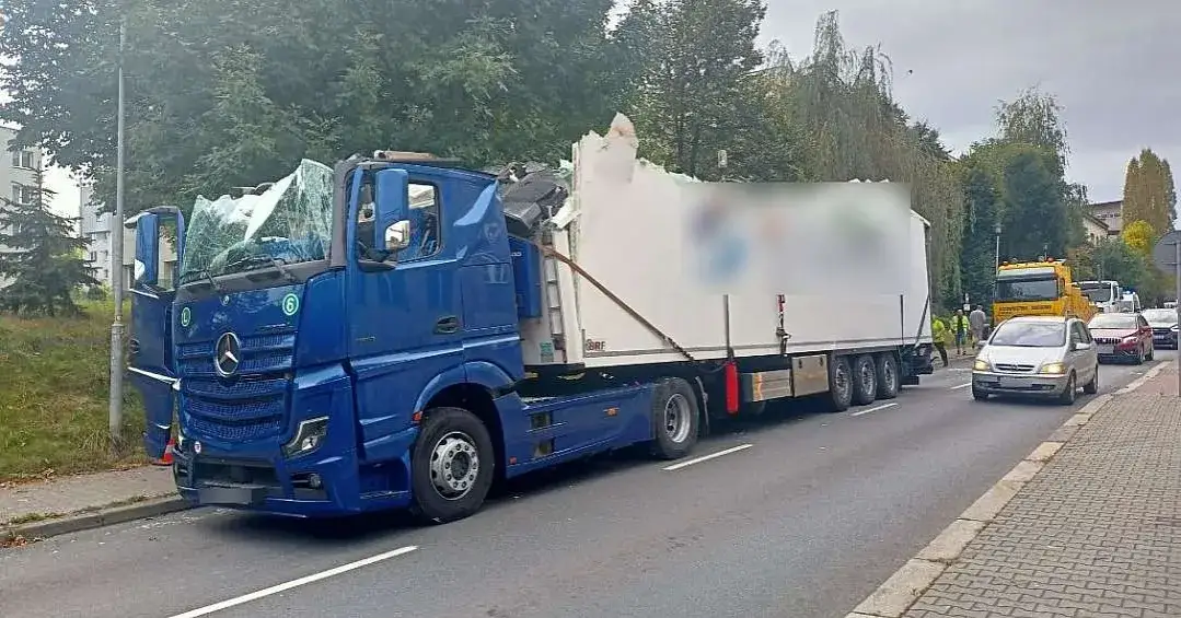 ciężarówka pod niskim wiaduktem