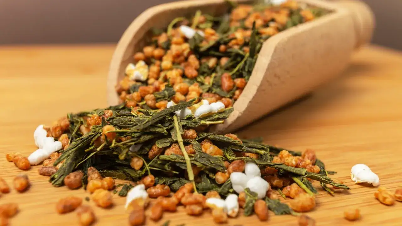 Genmaicha Tee: grüne Teeblätter mit geröstetem Reis und Popcorn. Die genmaicha tee wirkung ist belebend und beruhigend zugleich.