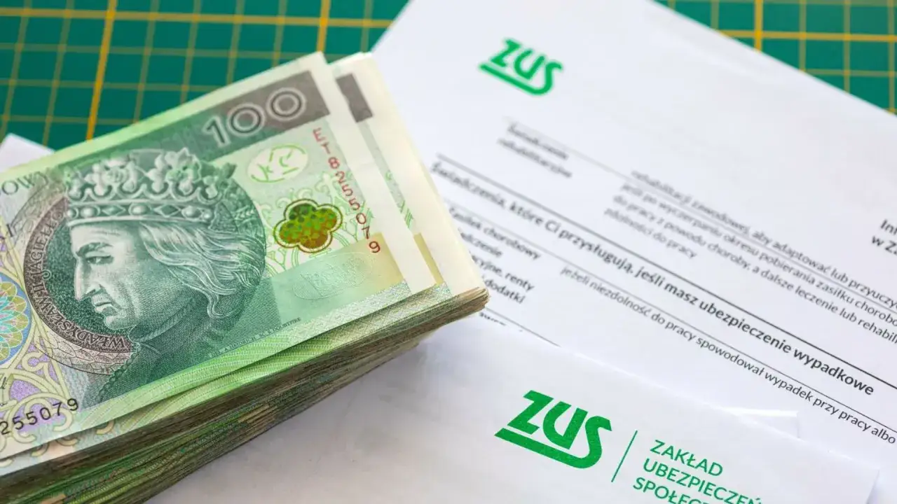 Stos stuzłotowych banknotów obok dokumentów ZUS. Może to być kwota 1000 plus, która pomoże w trudnych chwilach.
