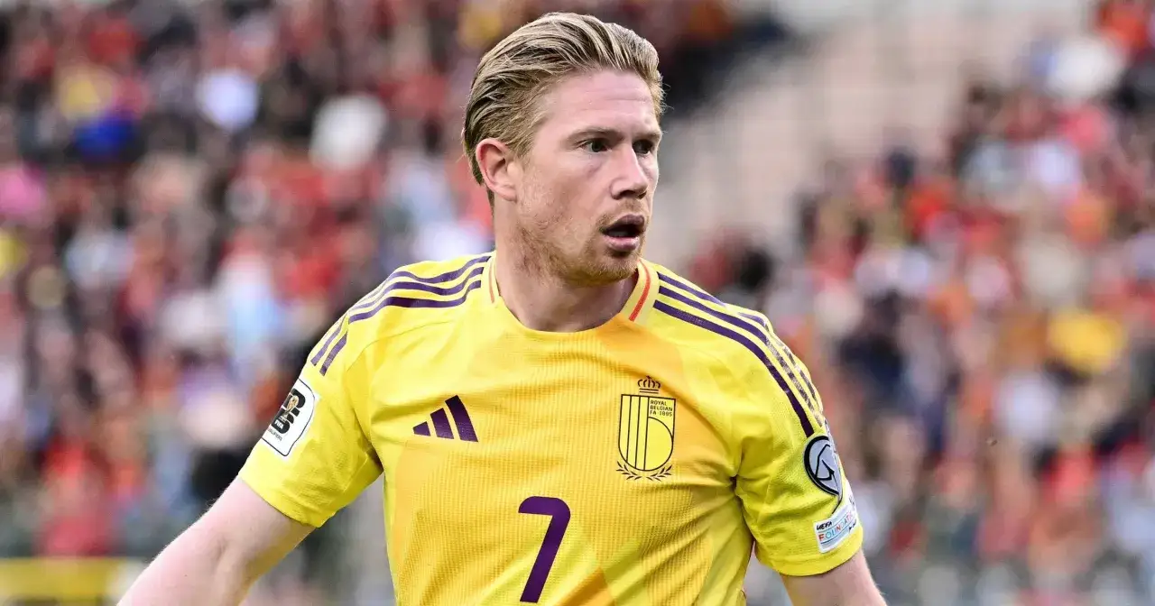 Kevin De Bruyne w żółtej koszulce reprezentacji Belgii, z numerem 7. Jego obecne drużyny to Manchester City i reprezentacja Belgii.