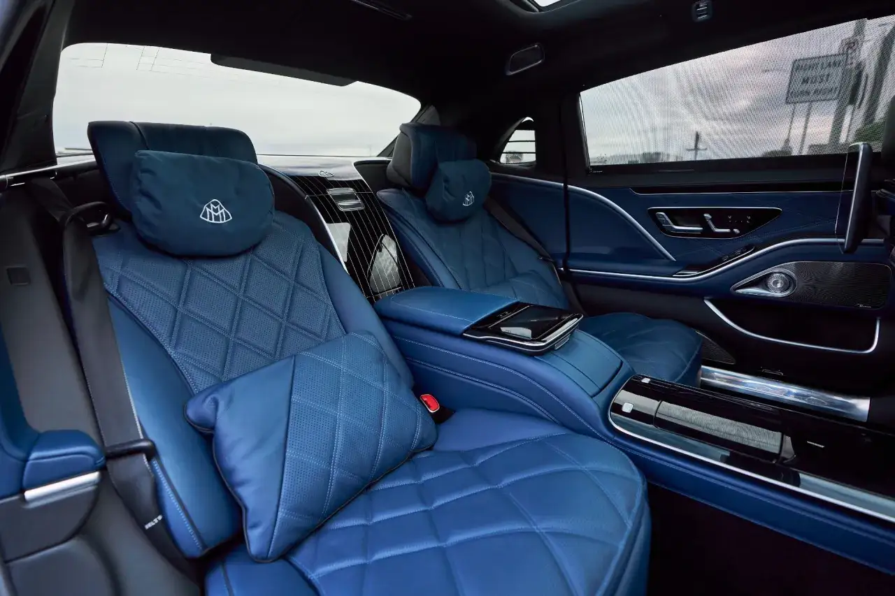 Luksusowe, pikowane fotele w kolorze granatowym w Mercedesie Maybach S680. Wygodne zagłówki z logo Maybach.