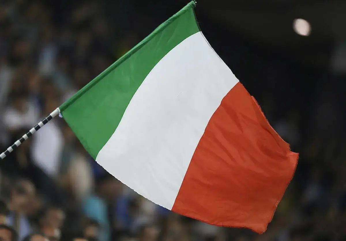 Bandiera arancione bianca e verde verticale sventola tra la folla.