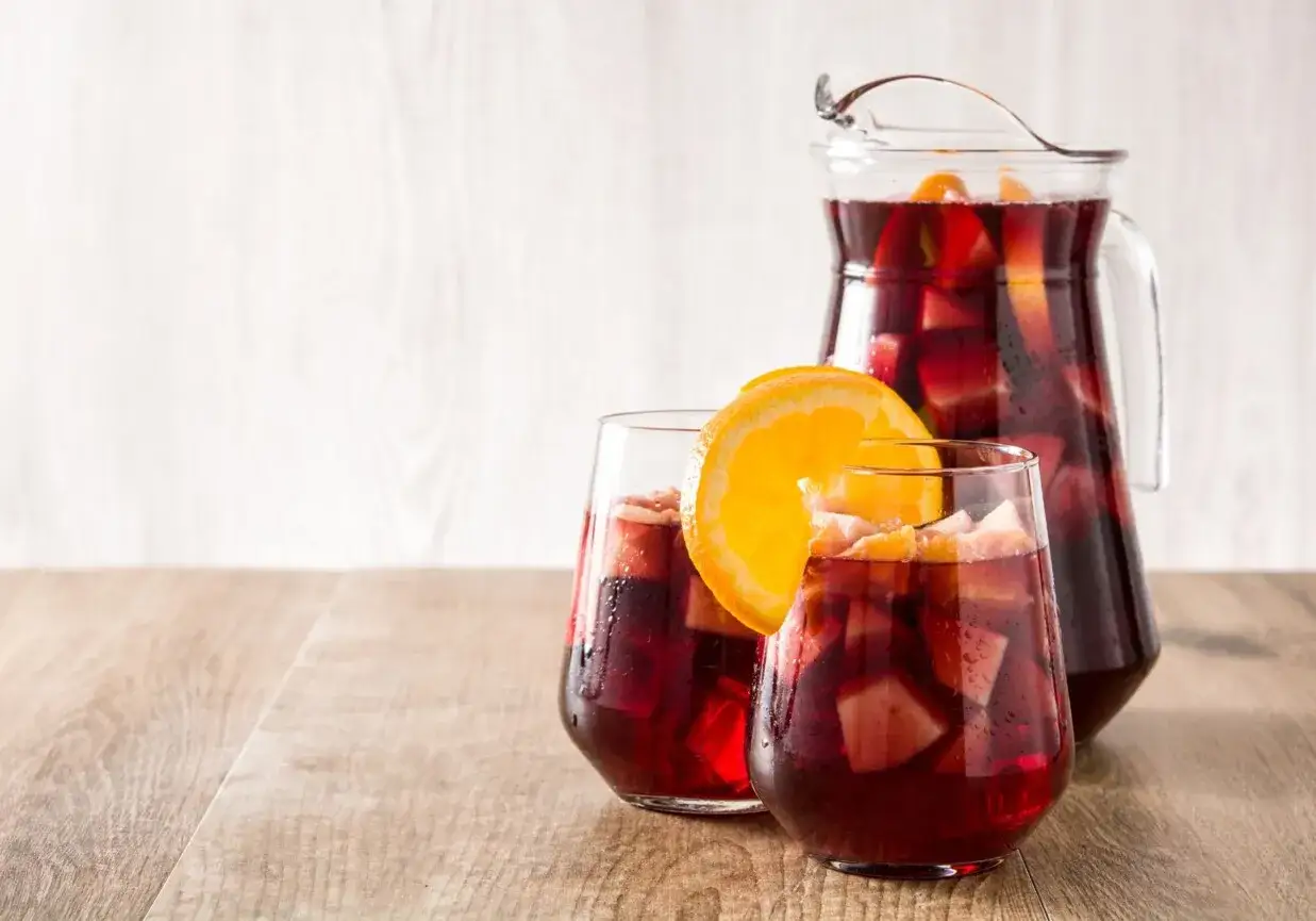 Orzeźwiająca sangria z owocami i plasterkiem pomarańczy. Idealny przepis na lato.