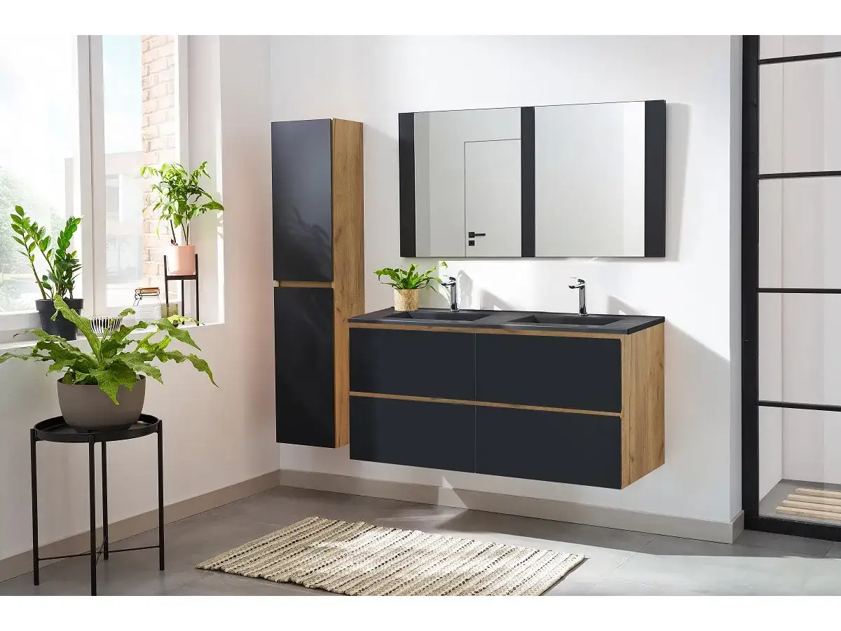 Élégante salle d'eau noir et bois avec double vasque, miroir, et colonne de rangement. Des plantes apportent une touche de verdure.