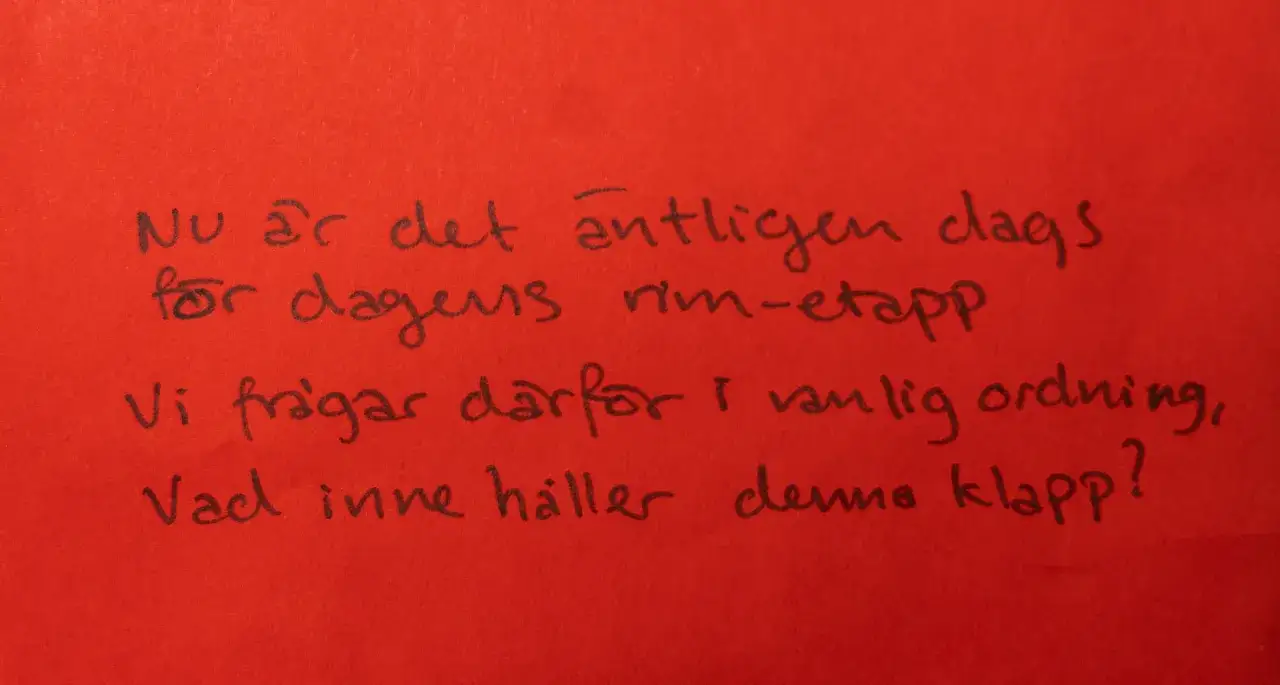 Text p&aring; r&ouml;tt papper: 