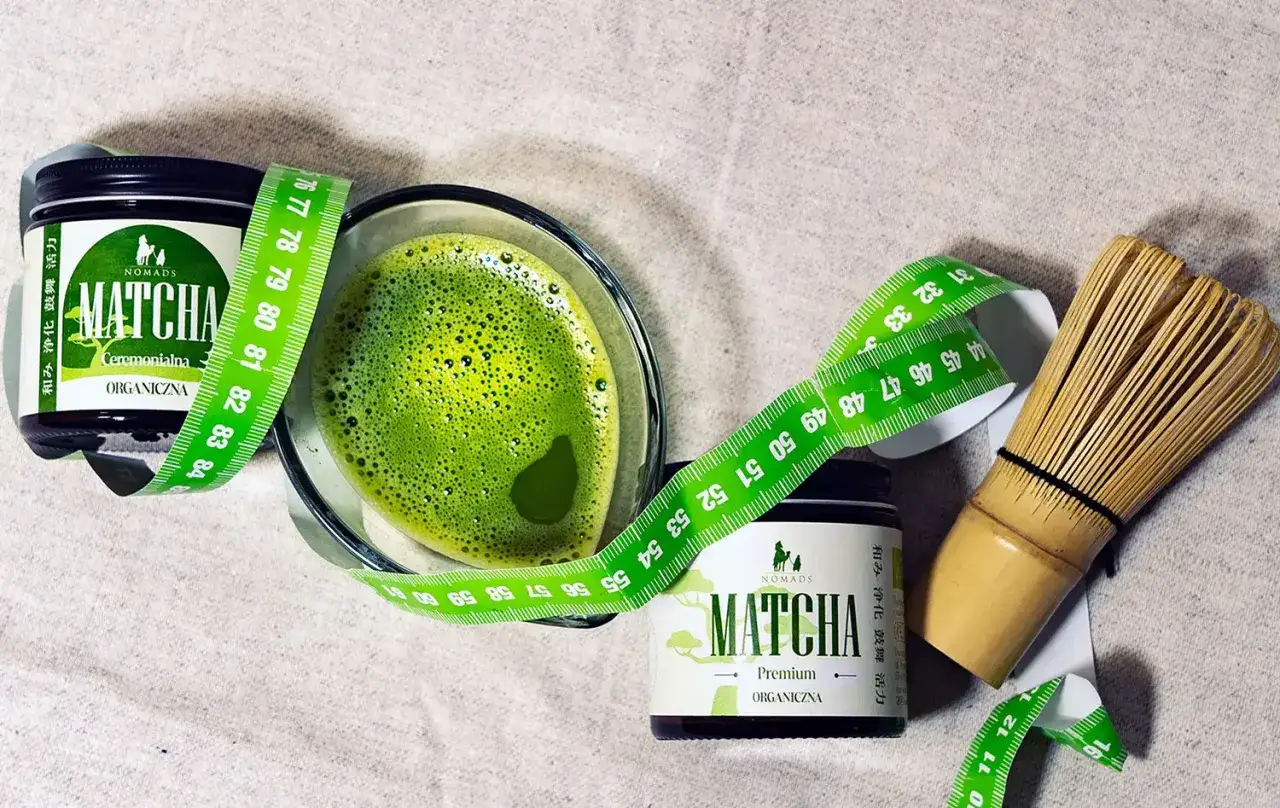 Zielony napój matcha w szklance, obok słoiczki z napisem
