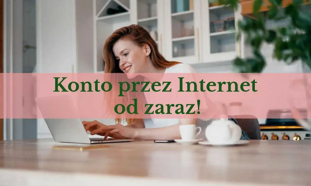 Uśmiechnięta kobieta pracuje na laptopie, zakładając konto bankowe online bez weryfikacji.