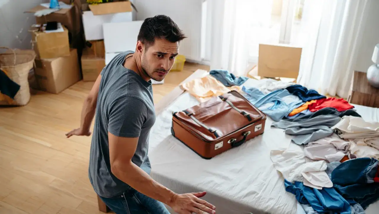 personne pesant une valise avant de partir en voyage